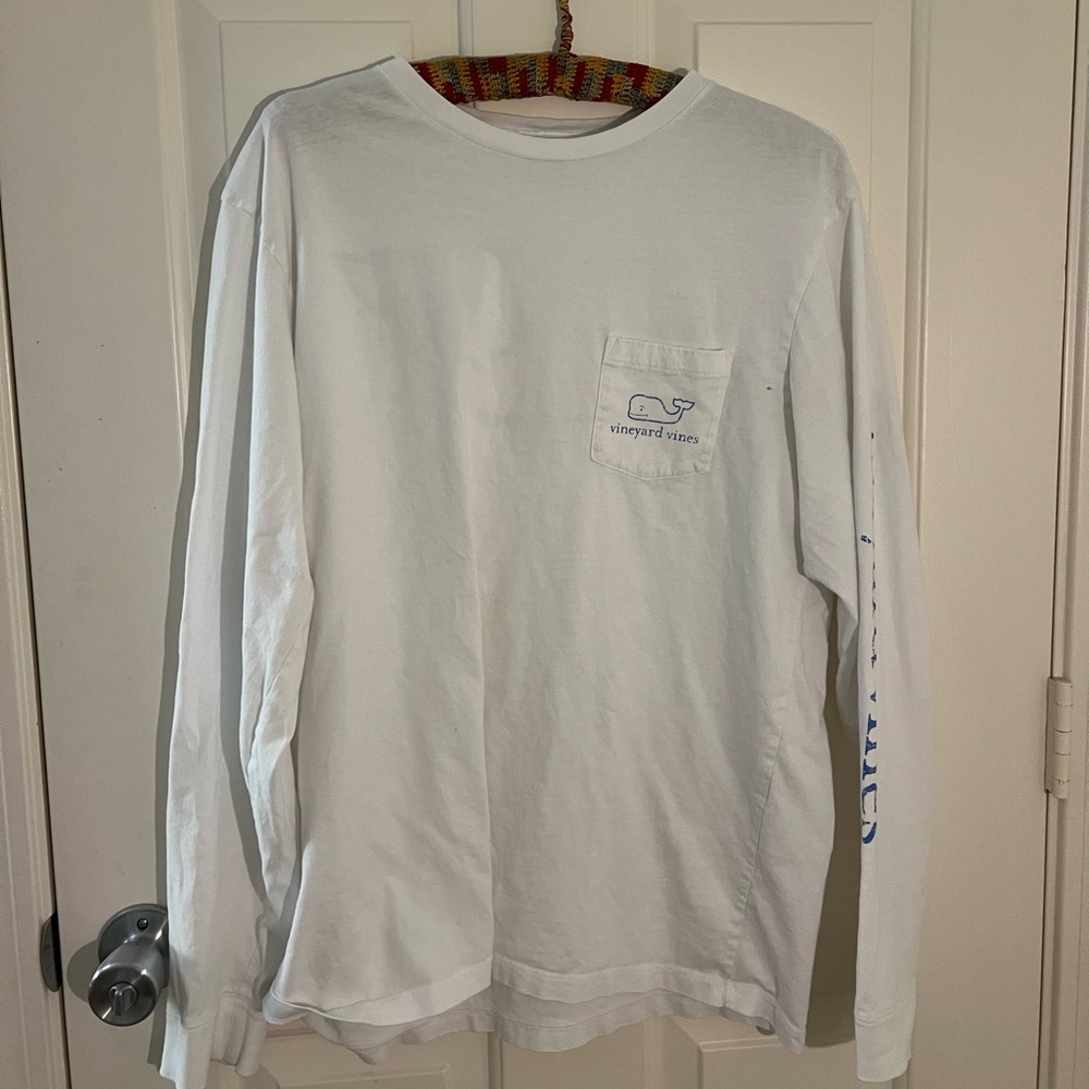 Vineyard Vines white with blue detailing long sleeve shirt. Size M.